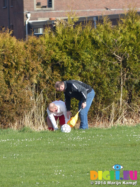 FZ002735 Balletje vissen voetballen